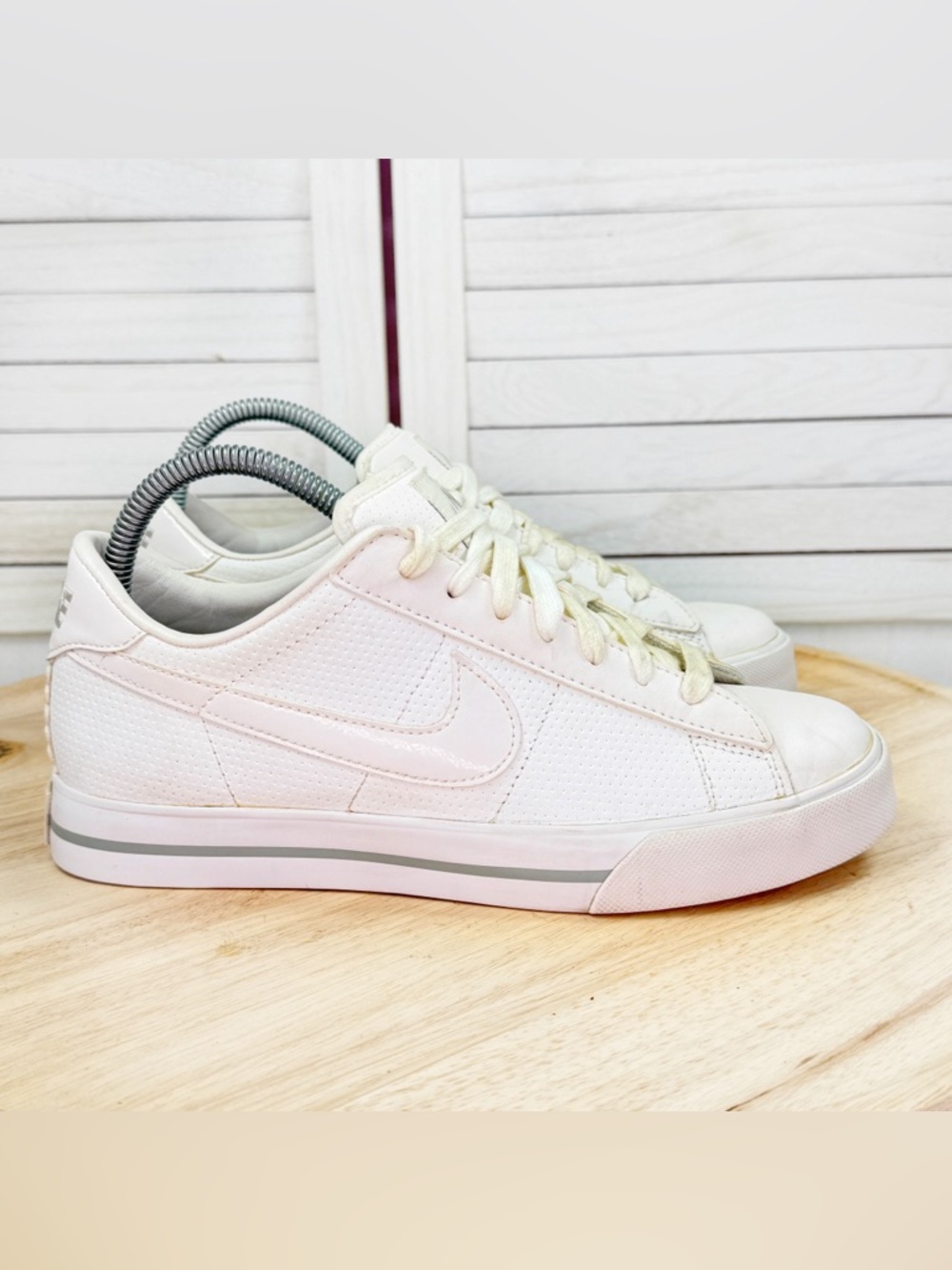 Nike Sweet Classic Perforated Leather Low Top Sneakers White Pink 7.5 354496-110